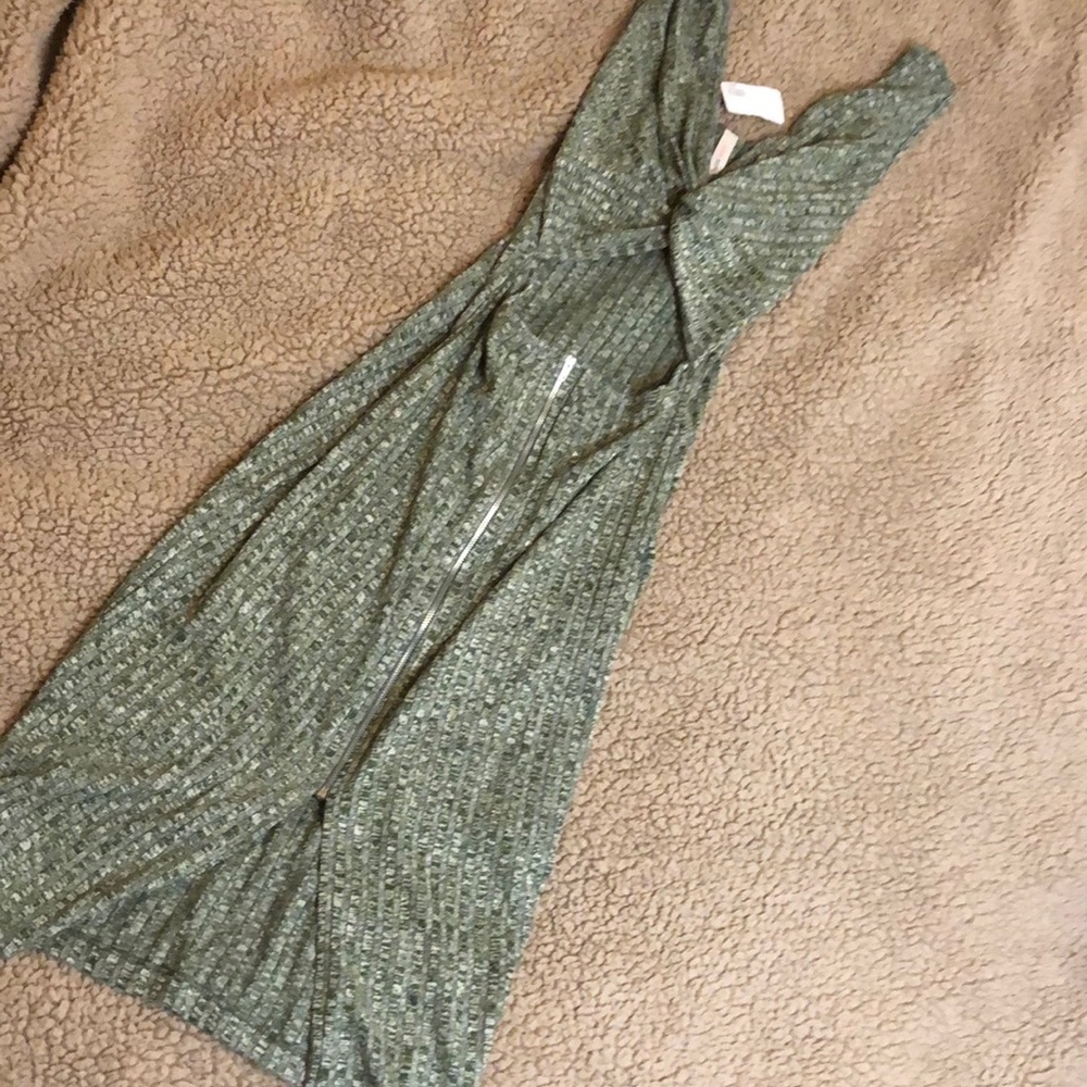 Green Open-Front Vacation Dress
